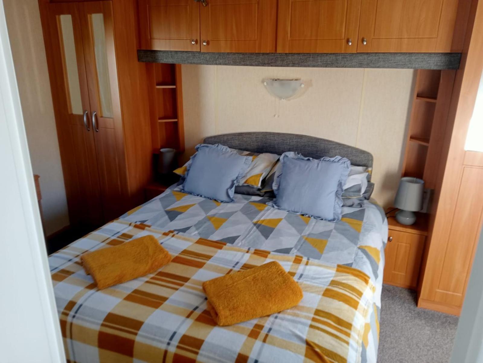 Modern 2 Bedroom Static Caravan - Lyons Kingsley Holiday Park - Pensarn, Abergele - Pet Friendly Экстерьер фото